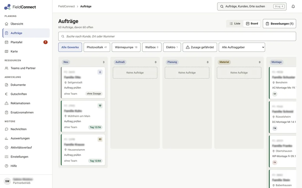 Aufträge als Board mit den Spalten Neu, Aufmaß, Planung, Material und Montage, Demo-Daten